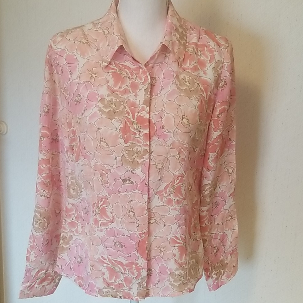 H18 - Long sleeve button-down collar shirt.
